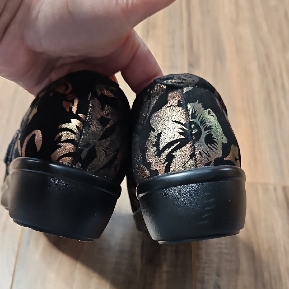 Alegria Lauryn Black Rose Gold with Green Metallic Floral Accents Clogs Size 38 - Picture 6 of 13